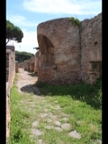 02950 ostia - regio v - insula v - terme dell'invidioso (v,v,2) - raum d - apsis des frigidariums - gesehen von der via del sole.jpg